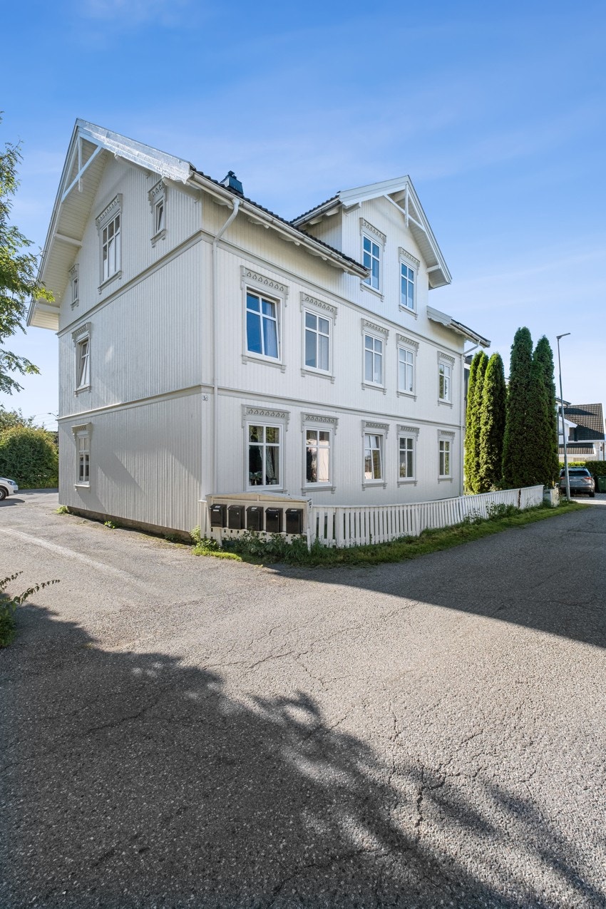 Boligen ligger sentralt til i Lillestrøm med kort vei til flere servicetilbud. Galleribilde