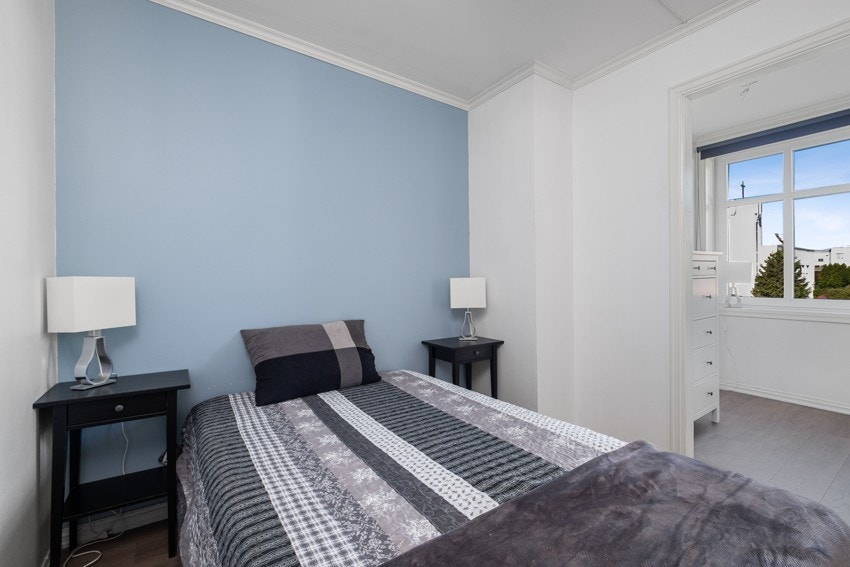 Fra soveromet er det tilgang på walk-in garderobe/bod. Galleribilde