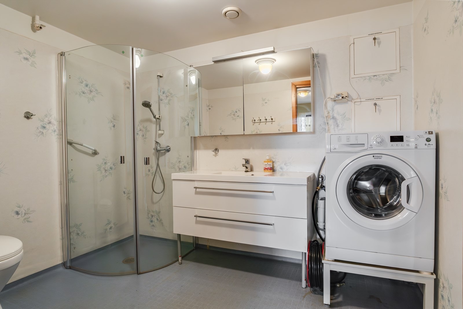 Badet har vinylbelegg på gulv, våtromsbelegg på veggene og opplegg for vaskemaskin. Galleribilde