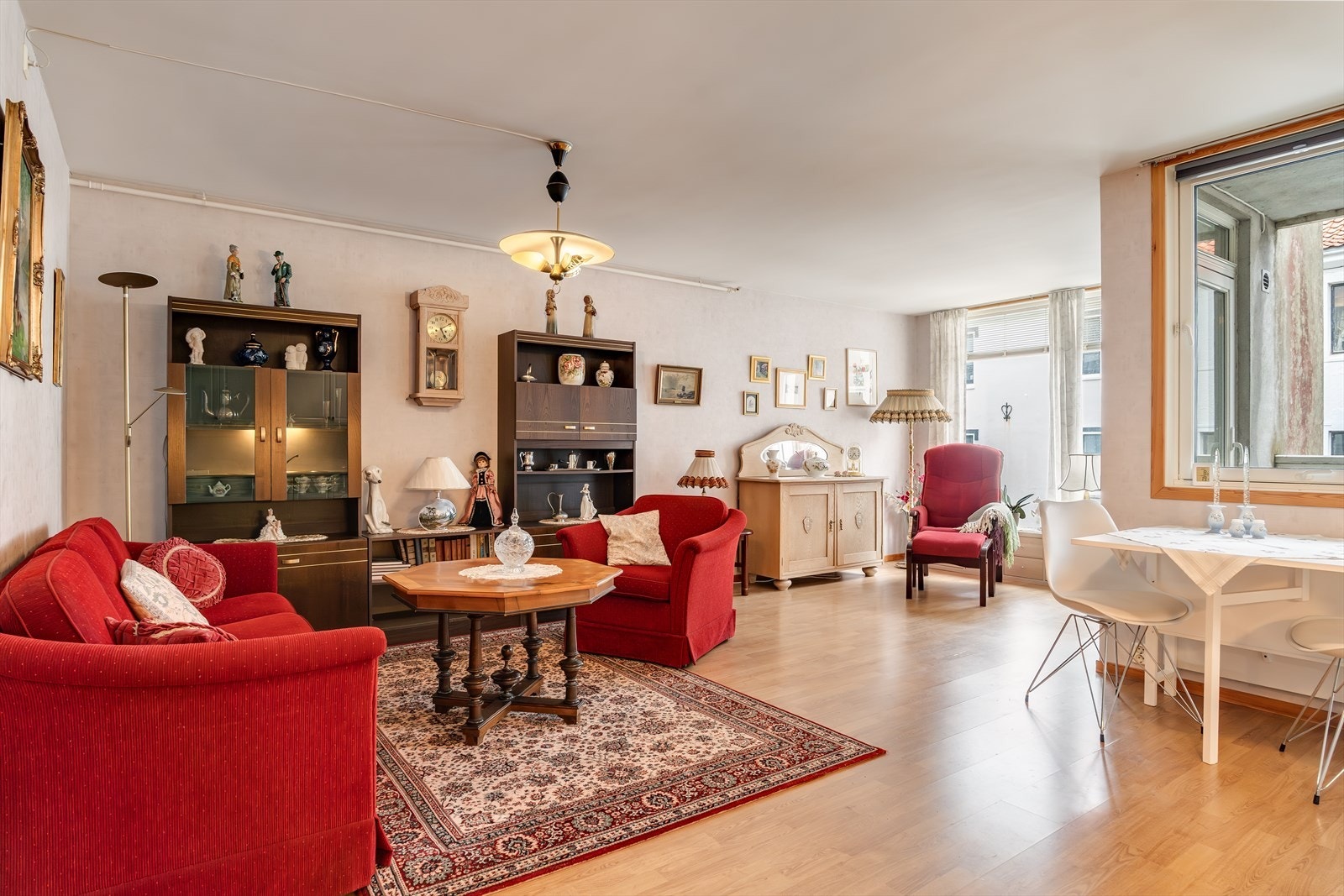 Stuen har en åpen løsning mot kjøkkenet, med god plass til både sofagruppe og spisebord. Galleribilde
