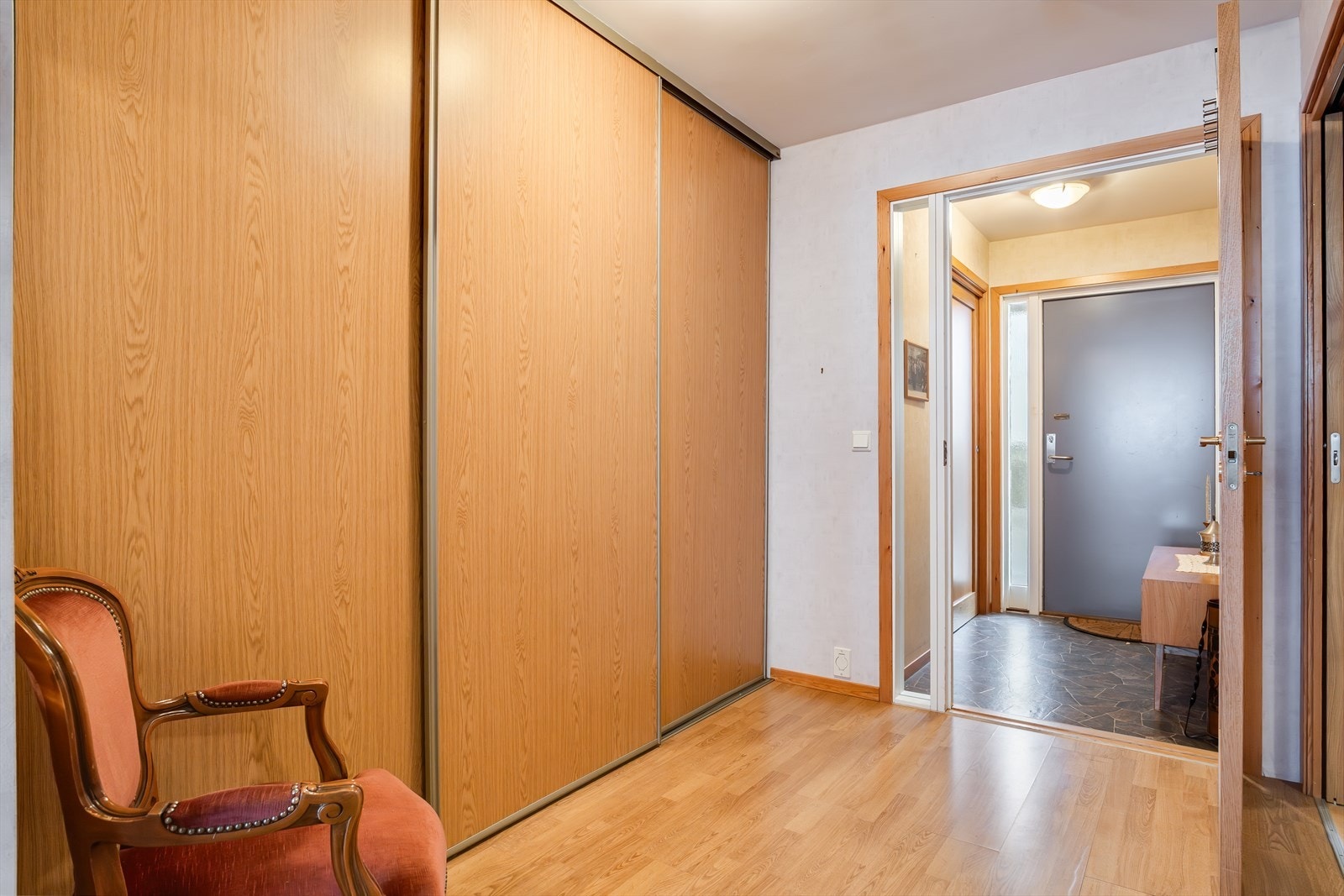 Romslig skyvedørsgarderobe i gangen gir rikelig med oppbevaringsplass. Galleribilde