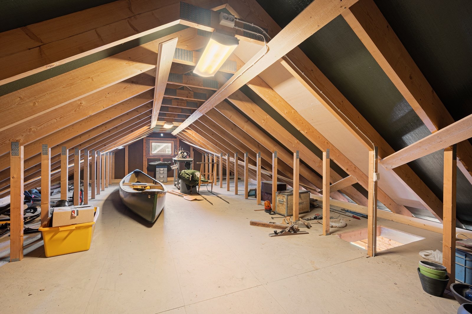 Loft med praktisk oppbevaringsplass. Galleribilde