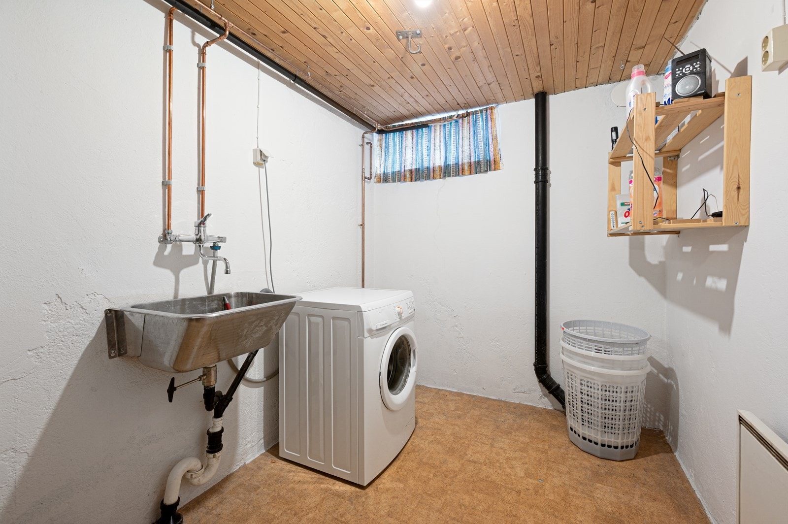 Vaskerom på 6m² med opplegg for vaskemaskin utslagsvask, og stoppekran for vann Galleribilde