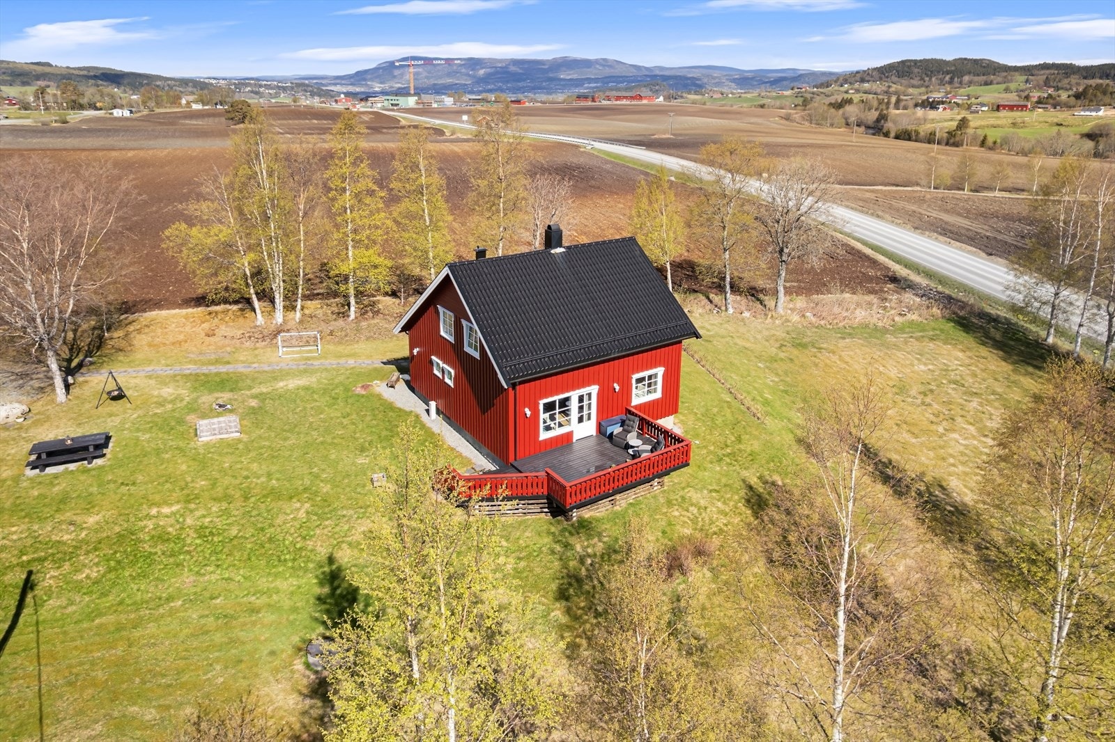 Eneboligen ligger landlig til med en stor tomt på 6 027m² Galleribilde