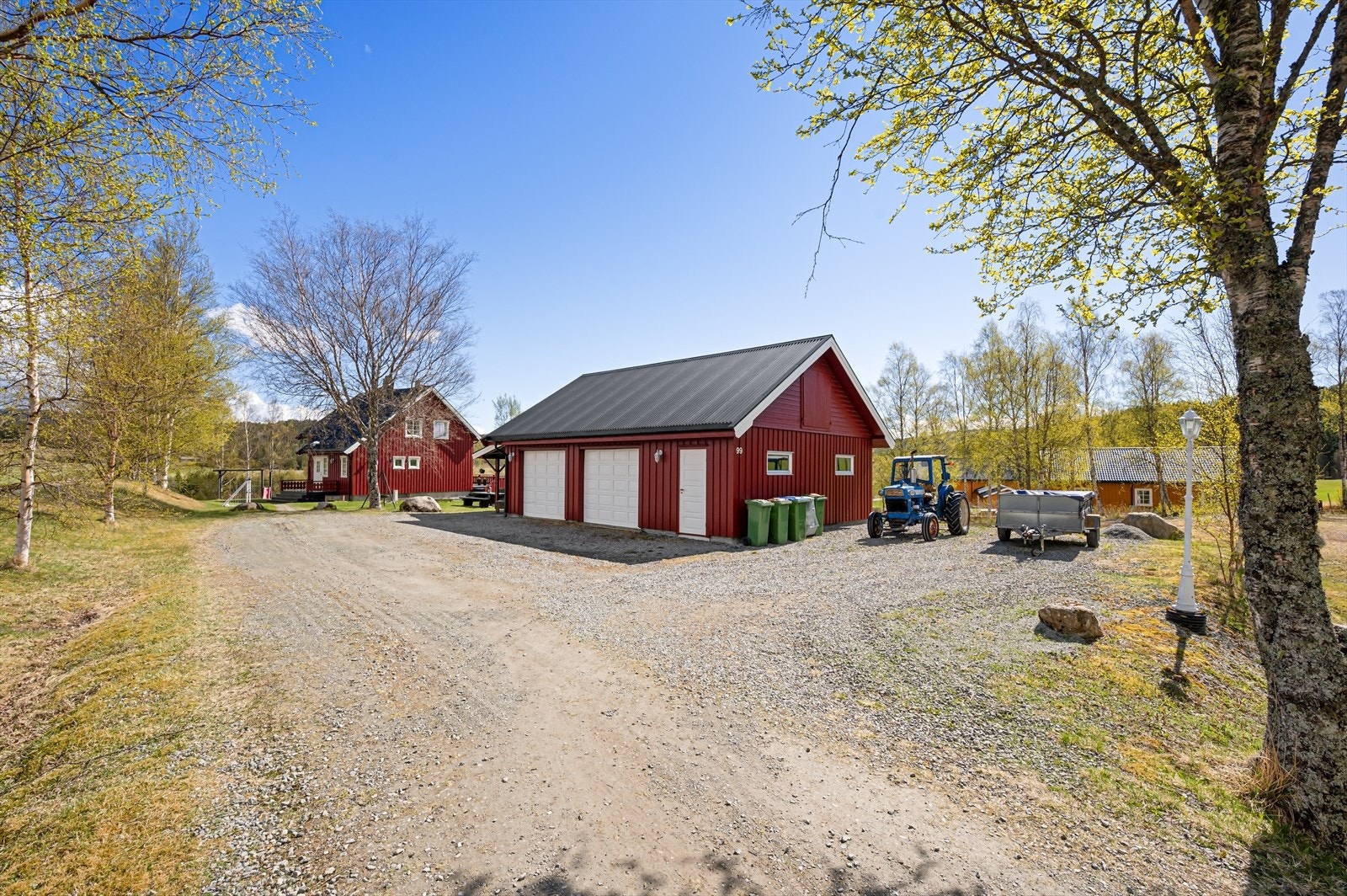 Flott dobbelgarasje med hobbyrom, samt carport Galleribilde