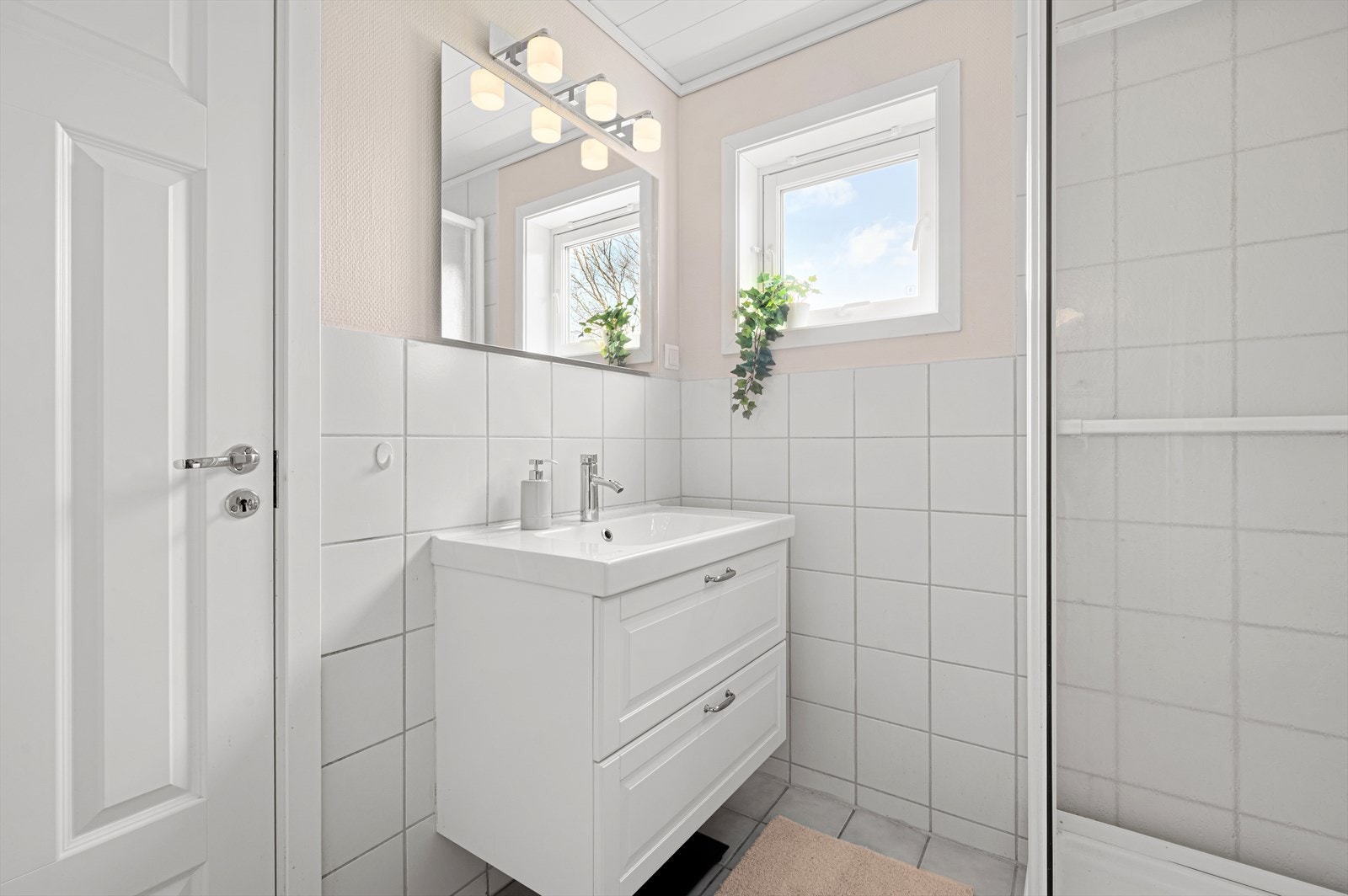 Innredning med servant, dusjkabinett og naturlig ventilering. Galleribilde