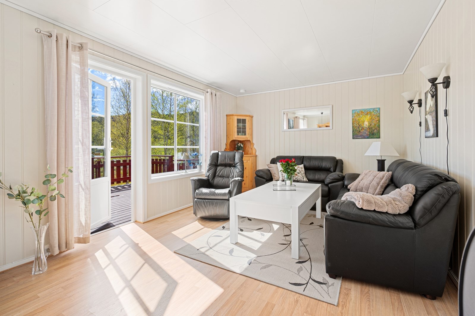 Velkommen inn! - Fra terrassen kommer man inn til stuen/spisestuen som er på gode 27m² Galleribilde