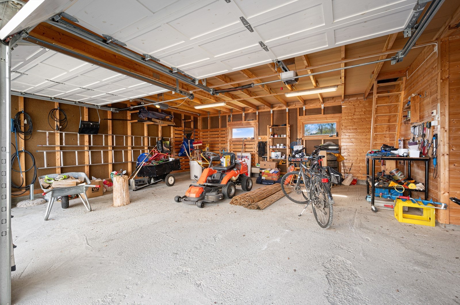 Dobbeltgarasjen er på 59m² med god lagringsplass Galleribilde