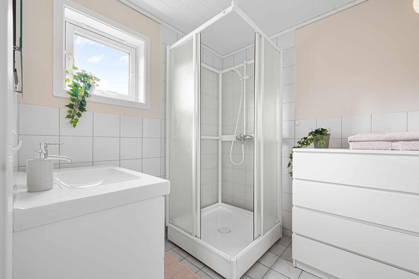 Badet har med varme i det flisbelagte gulvet Galleribilde