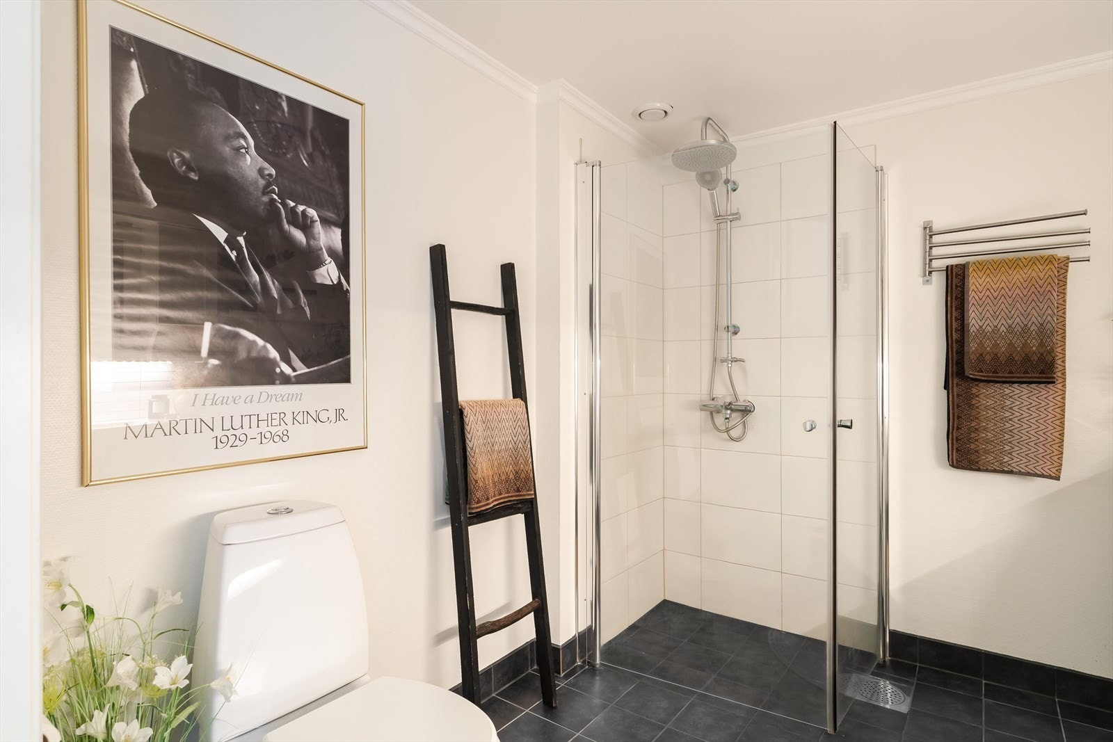 Badet er innredet med dusjvegger i glass, toalett, innredning med mye skapplass, varmekabler i gulv og opplegg for vaskemaskin. Galleribilde