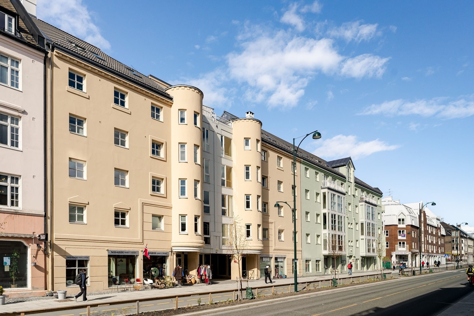 Leiligheten ligger i et meget sentralt boligområde på Lademoen. Solsiden ligger i kort gangavstand, og kan skilte med restaurantrekke langs kanalen og et stort, moderne kjøpesenter. Galleribilde