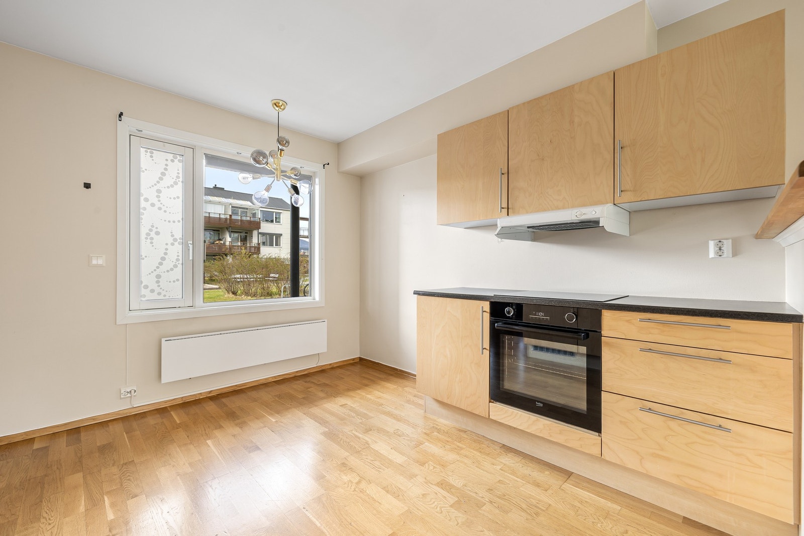 Parkett på gulv og balansert ventilasjon. Galleribilde