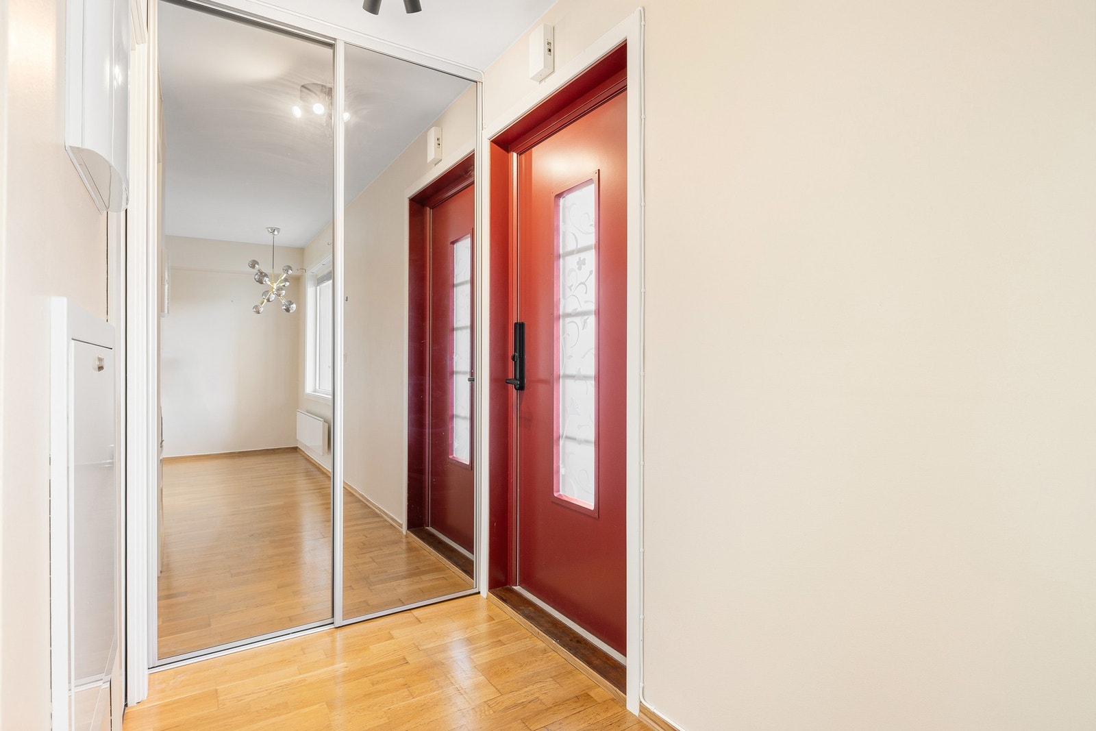 Praktisk skyvedørsgarderobe i gang. Galleribilde