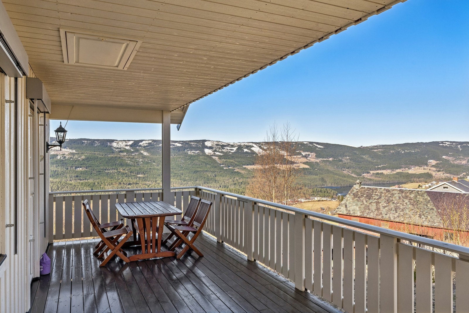 Stor overbygd terrasse utenfor stue. Galleribilde