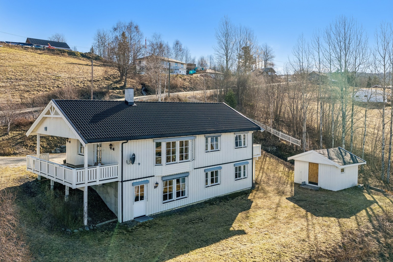 Utvendig solskjerming på de fleste vindu og dører gjør det enkelt å regulere lysinnslipp Galleribilde