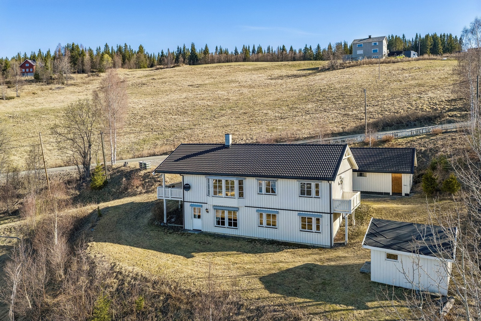 Eiendommen byr også på garasje med 2 boder samt ved/redskapsbod. Galleribilde