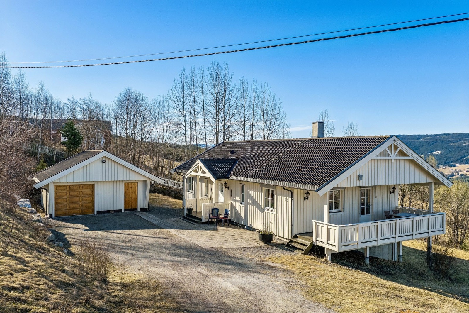 Eiendommen har også garasje, her finner man en biloppstillingsplass og i tillegg to boder, begge med utvendig adkomst. Galleribilde