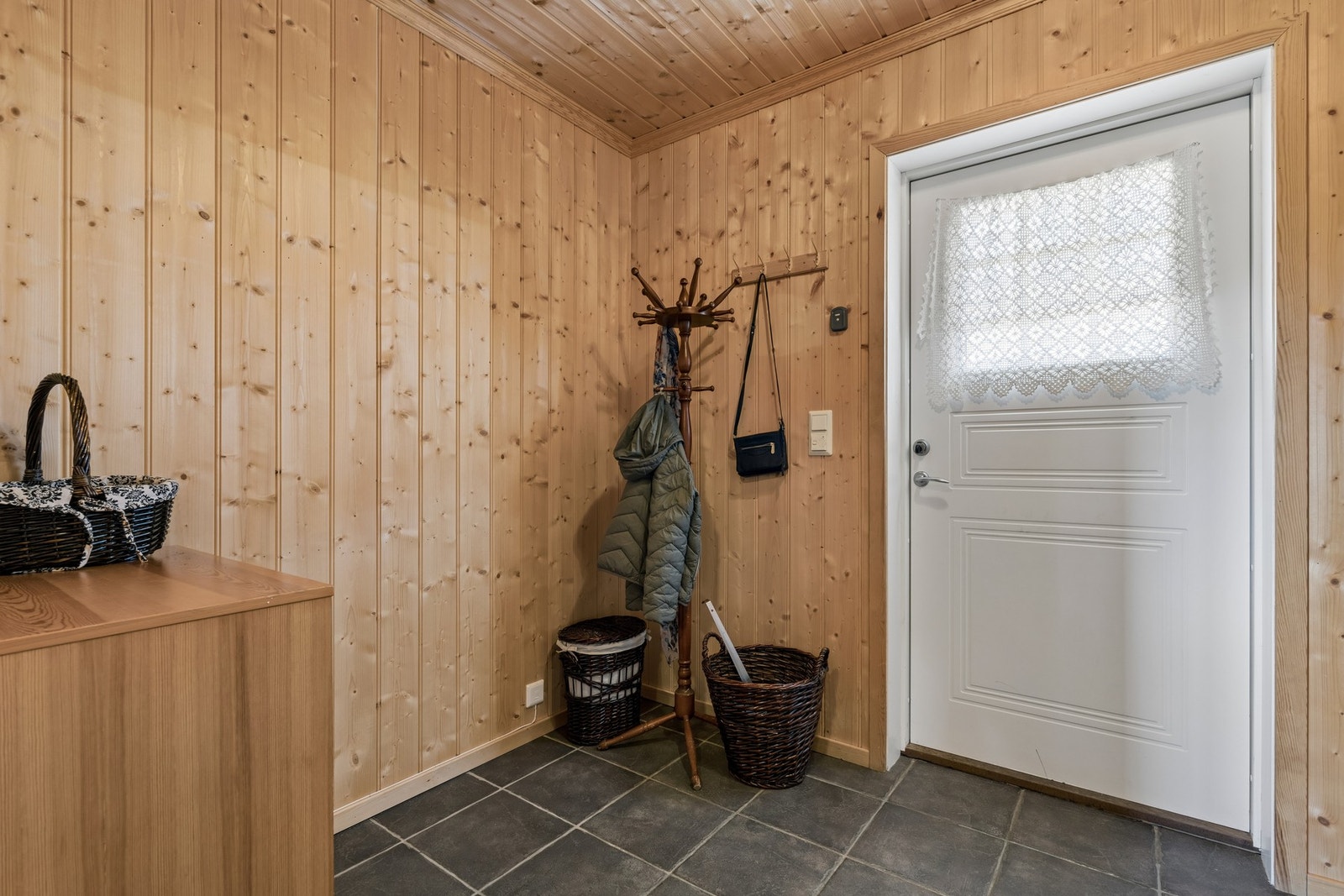 I entréen blir man møtt med flislagt gulv med varmekabler som sikrer en lun velkomst. Galleribilde