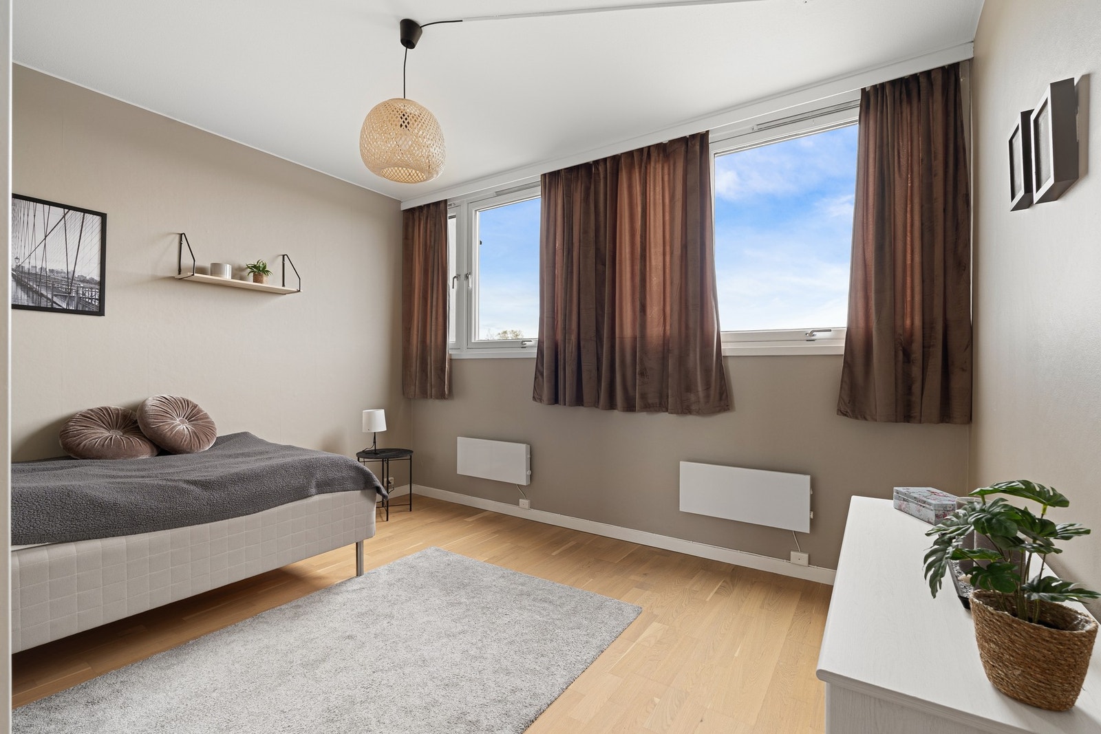 Store vindusflater slipper inn rikelig med naturlig lys og gir en lys og luftig romfølelse. Galleribilde