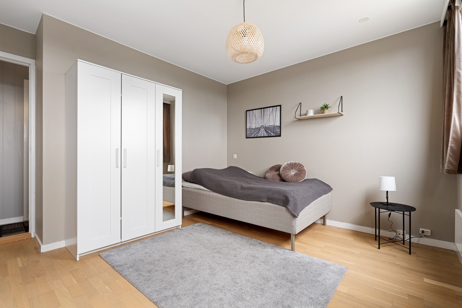 Romslig soverom på 12,4 m² med god plass til seng og garderobe etter eget ønske. Galleribilde
