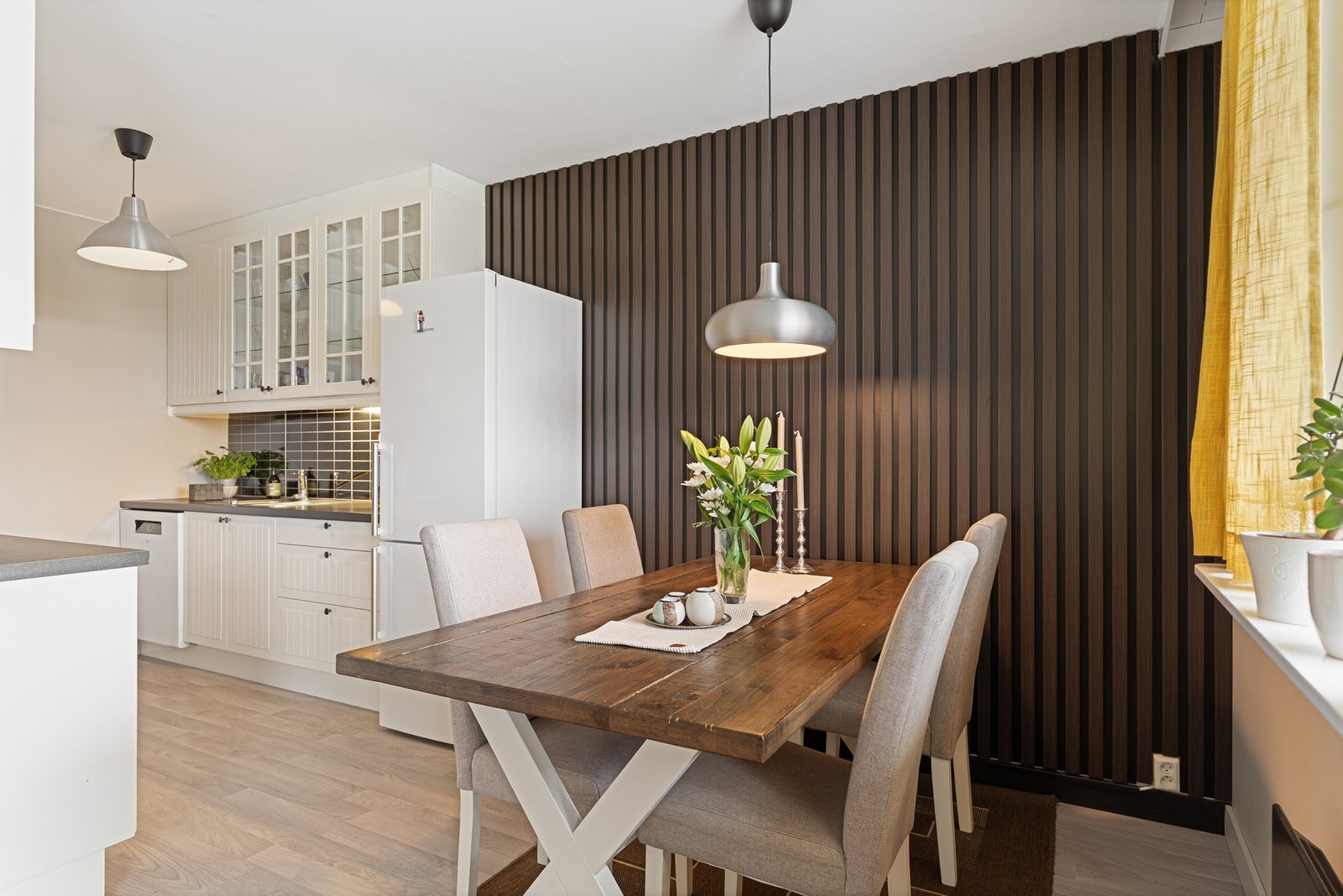 God plass til spisegruppe, perfekt for hyggelige sammenkomster med familie og venner. Galleribilde