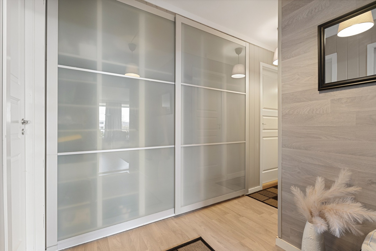 Praktisk gang med skyvedørsgarderobe. Galleribilde