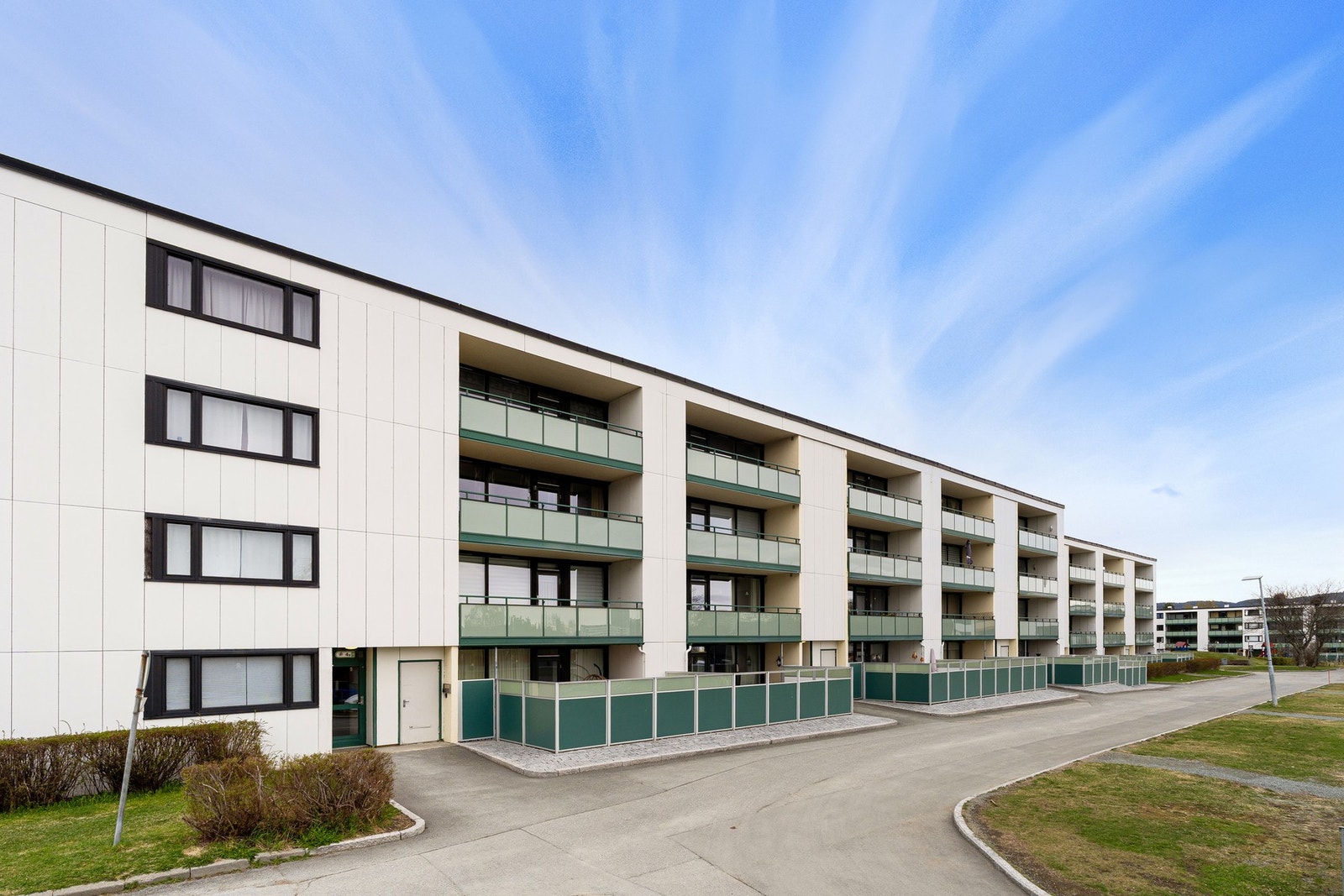 Leiligheten ligger i et rolig og etablert boligområde på Saupstad. Området er meget barnevennlig med lite trafikk og lekeplasser i gatetun. Galleribilde