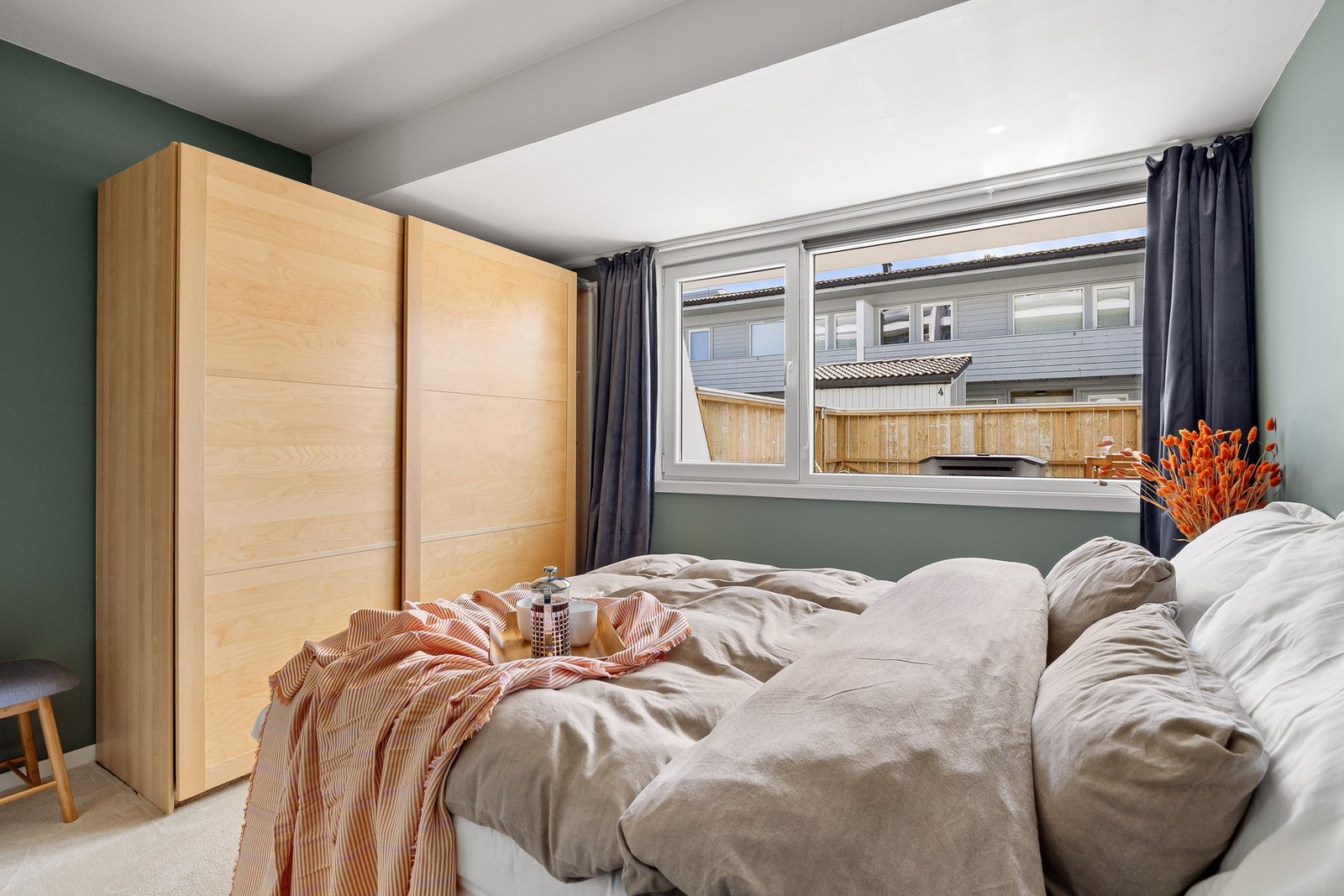 Skyvedørsgarderobe for praktisk lagring Galleribilde