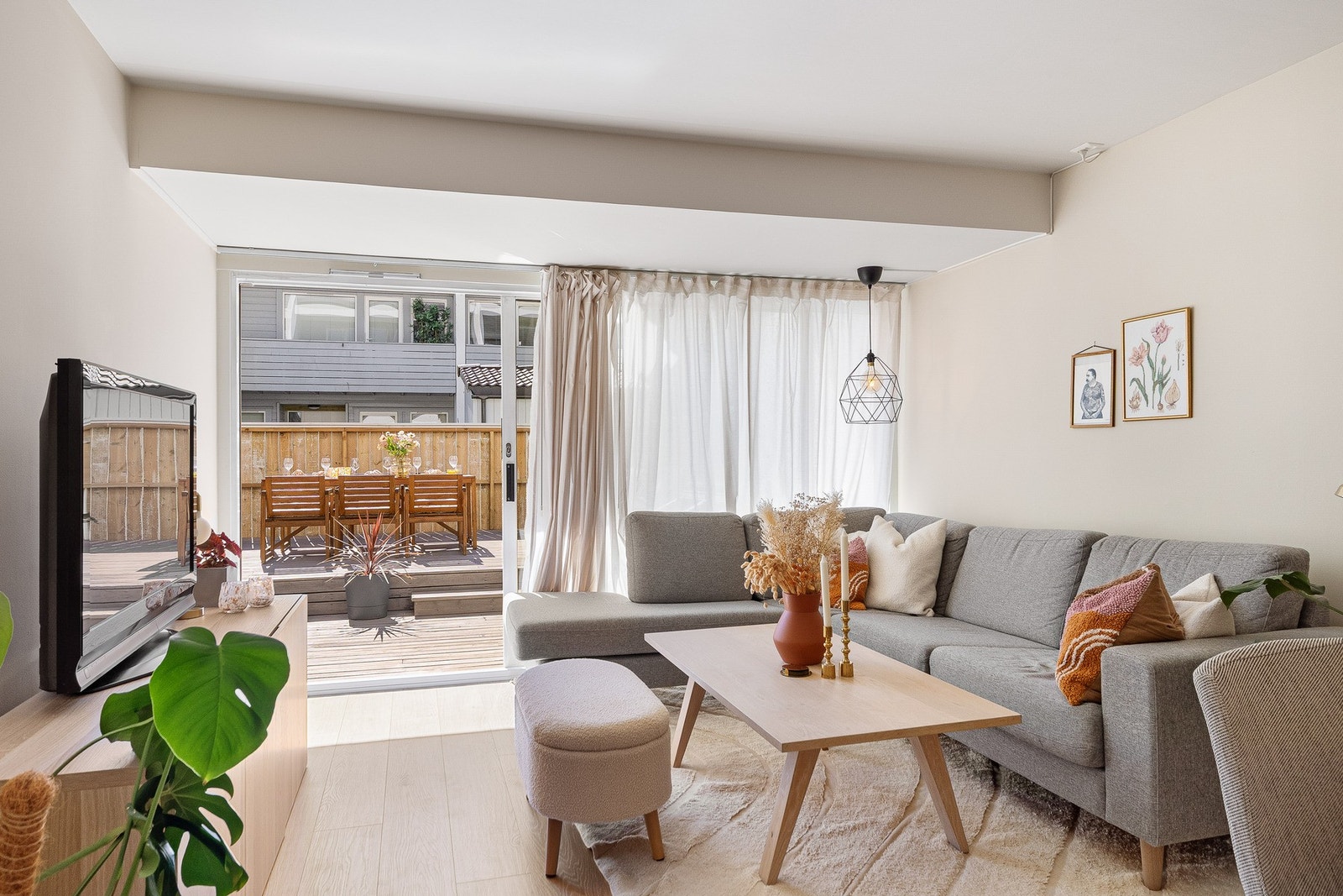 Velkommen til Oscar Mathisens gate 1 - Moderne leilighet med gjennomgående lyse flater, store vinduer og en åpen, funksjonell planløsning Galleribilde