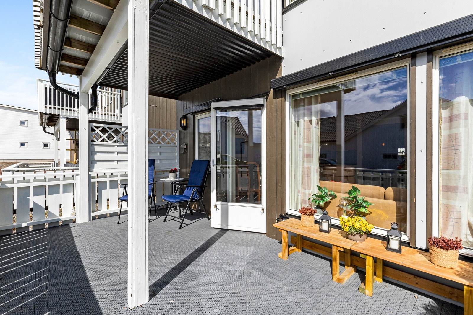 Utgang fra stue til terrasse med gode solforhold. Galleribilde