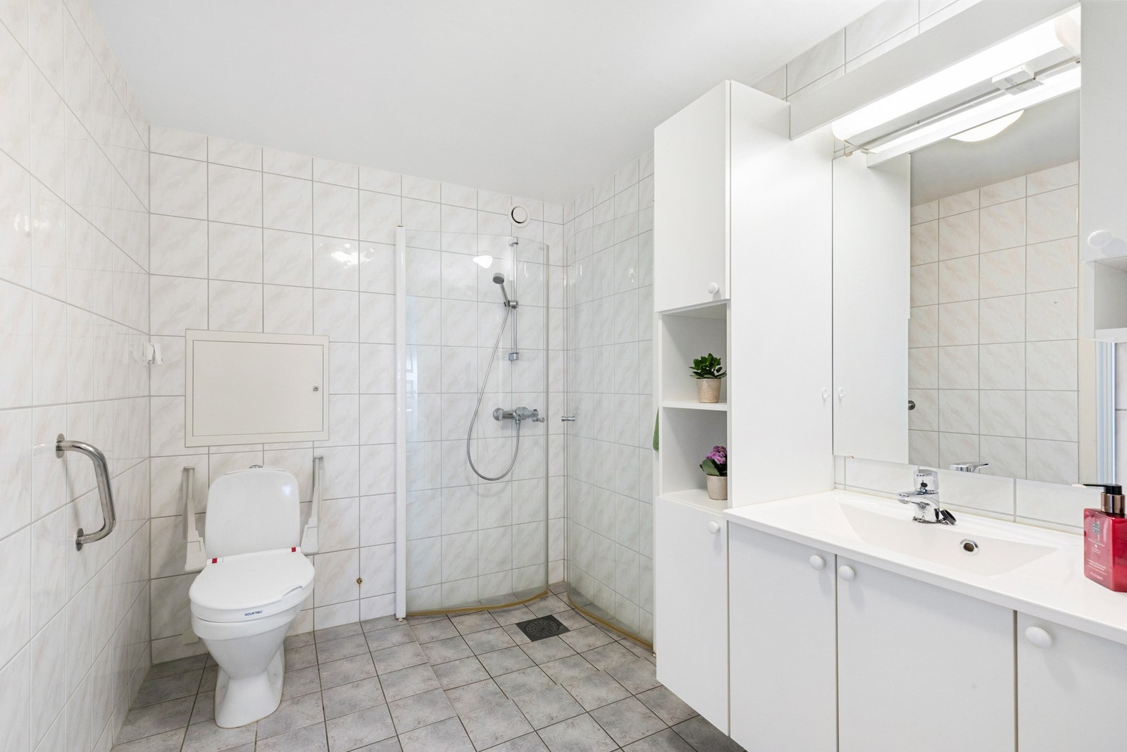 Badet er av god størrelse og har opplegg for vaskemaskin. Galleribilde