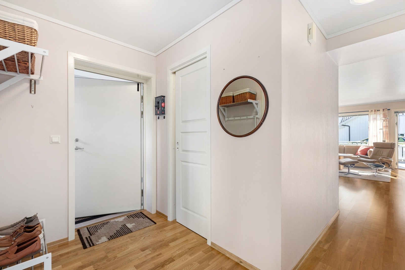 Romslig gang med plass til å henge fra seg. Galleribilde