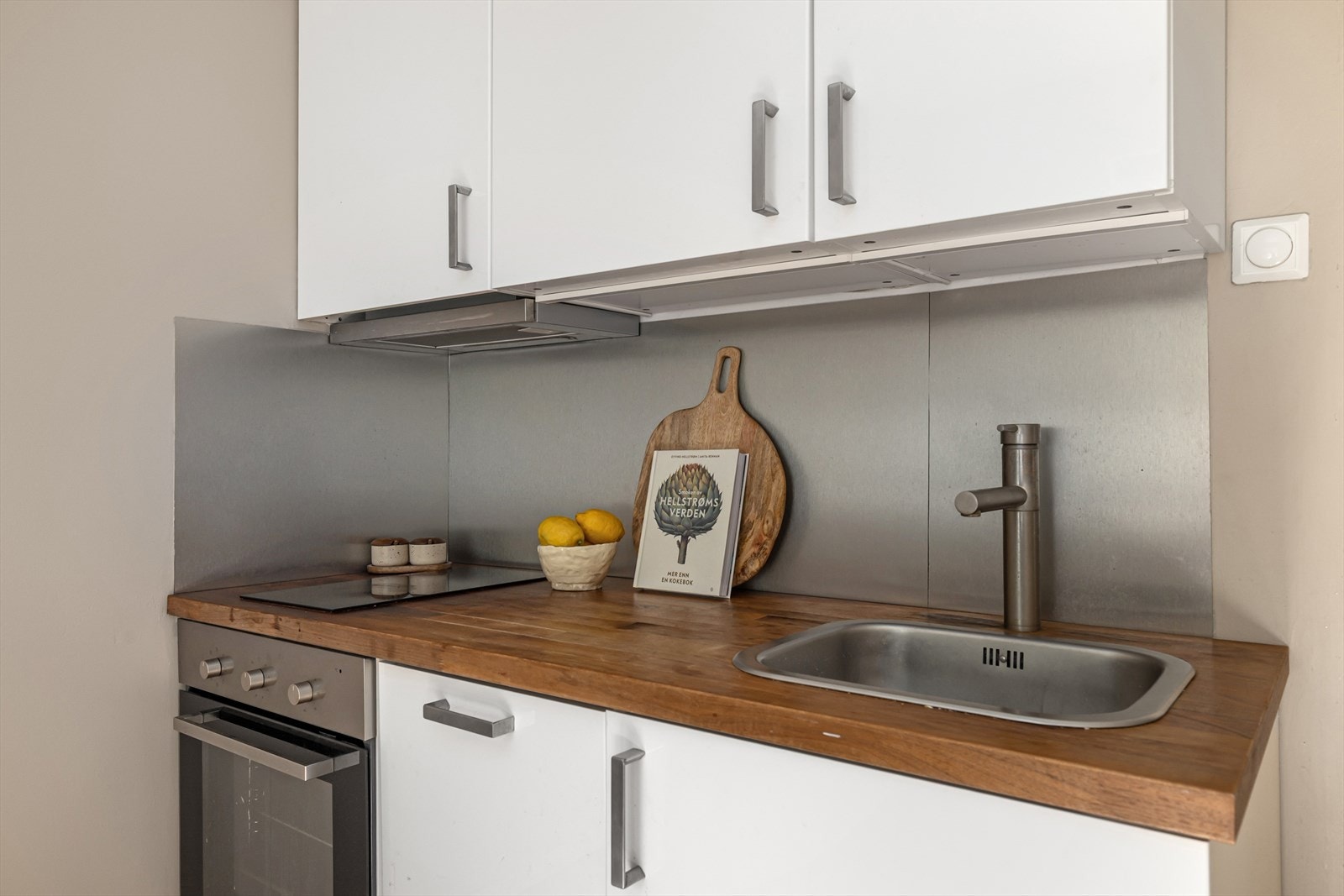 Laminat benkeplate og kullfilterventilator plassert over kokesonen. Galleribilde
