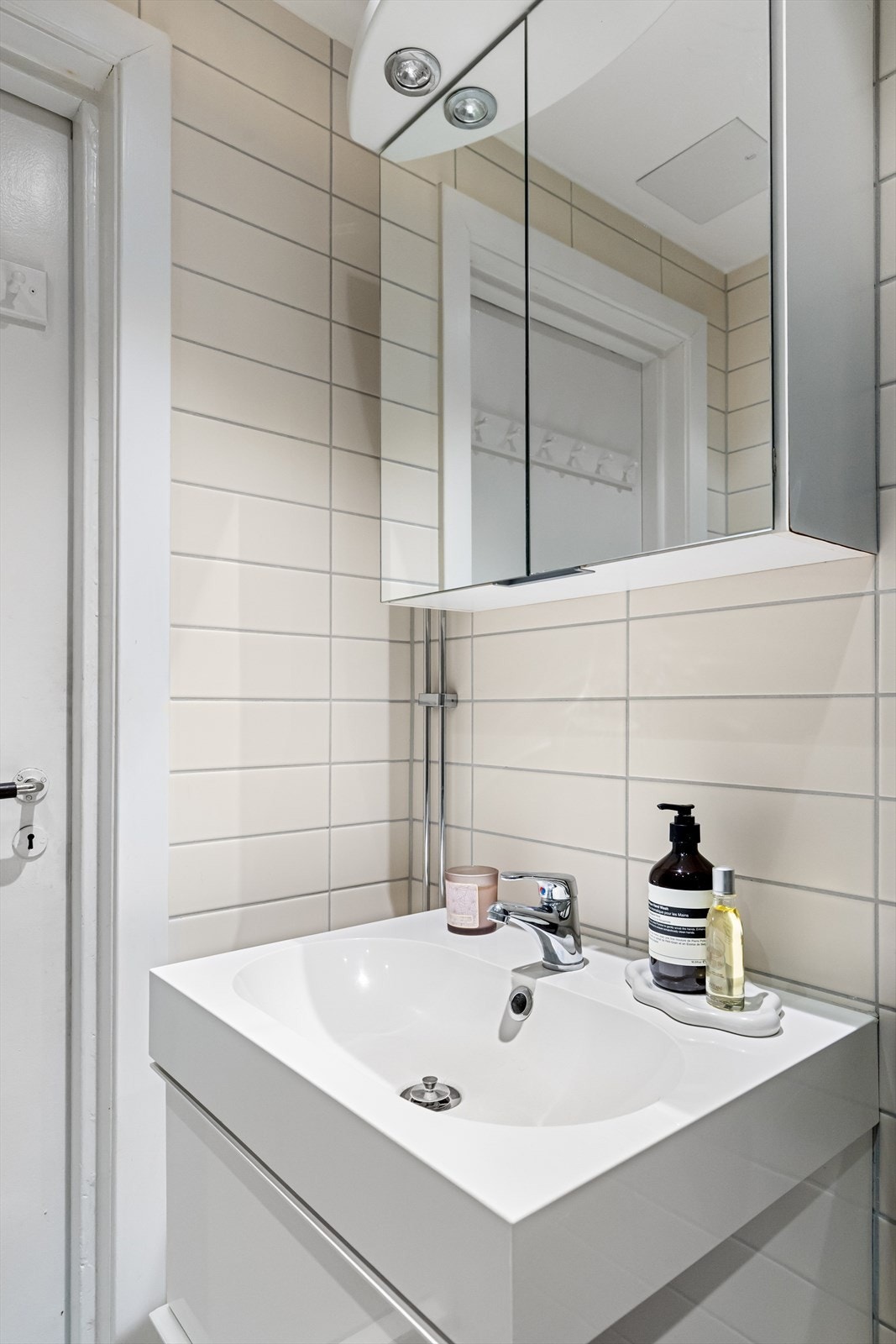 Baderommet har opplegg for vaskemaskin og downlights i himling. Galleribilde