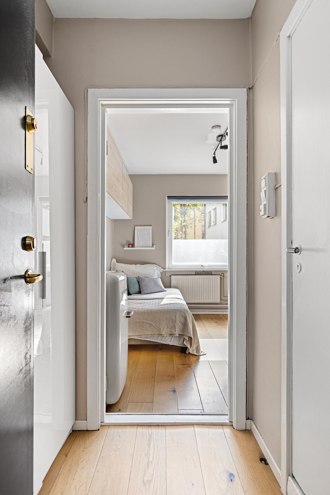 Velkommen inn! Hyggelig entré som gir et godt førsteinntrykk. Entréen er innredet med garderobeskap. Galleribilde