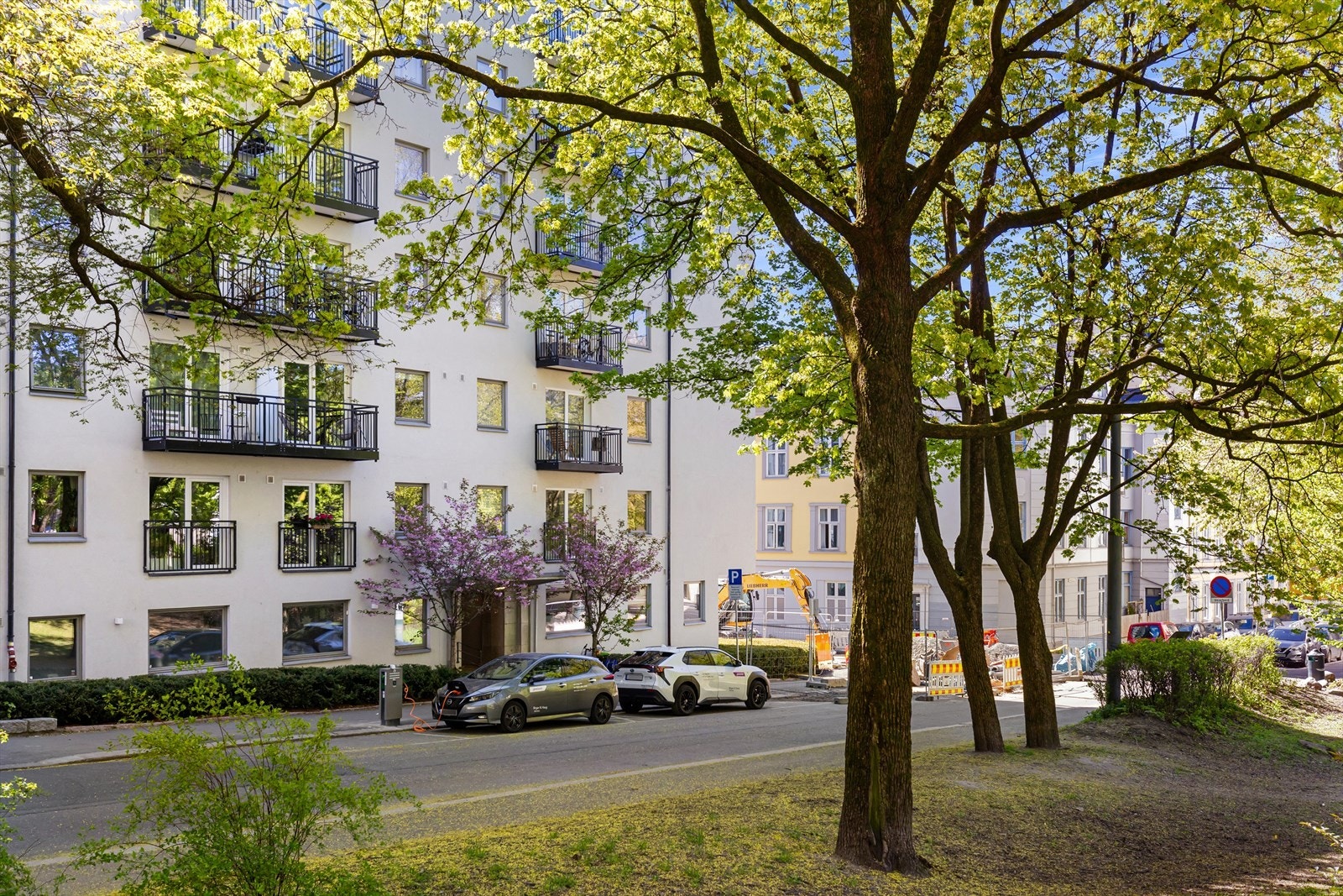 Det er gode parkeringsmuligheter i området, blant annet med beboerparkering som gir mulighet for parkering hele døgnet. Galleribilde