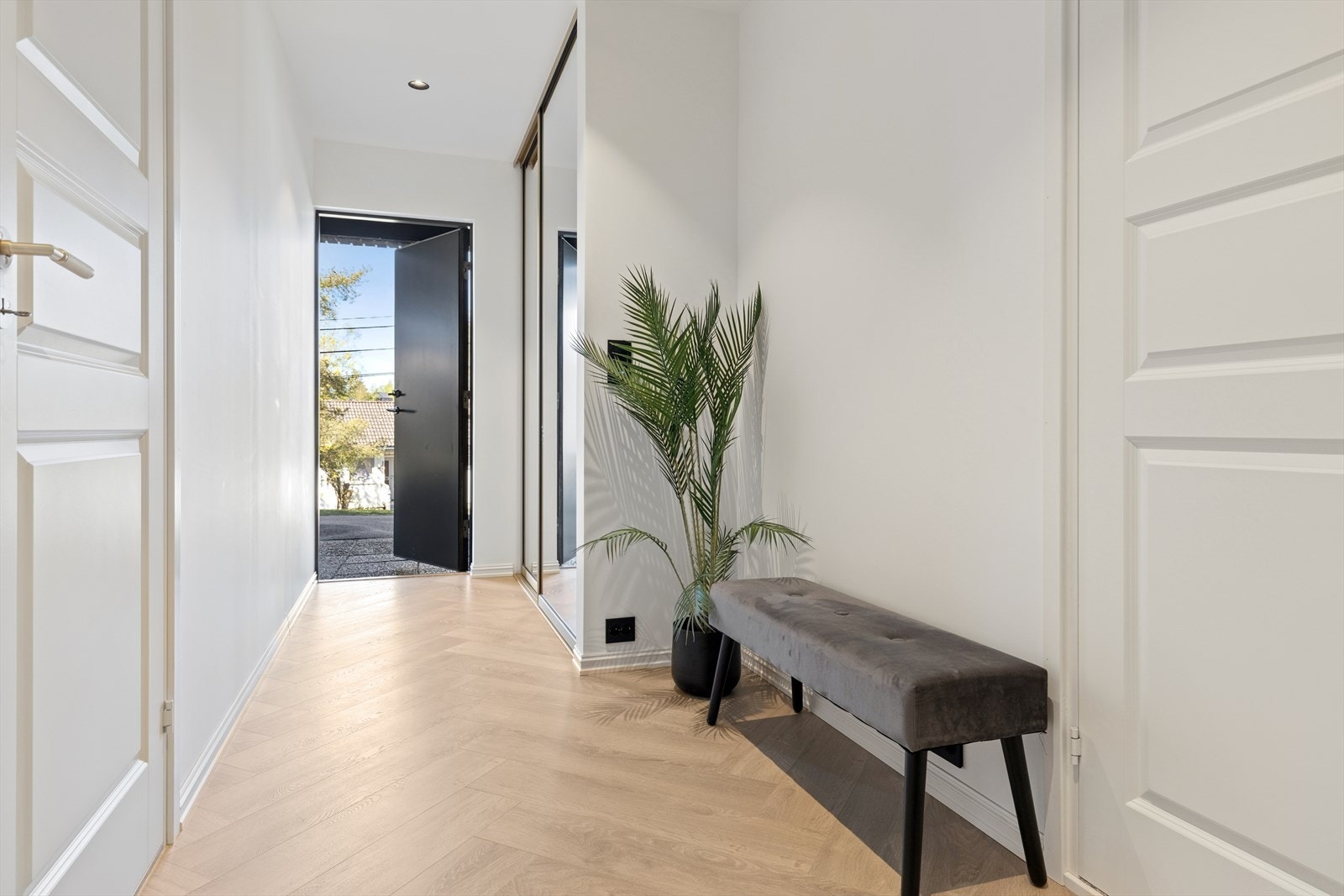 Meget fin entré med romslig skyvedørsgarderobe Galleribilde