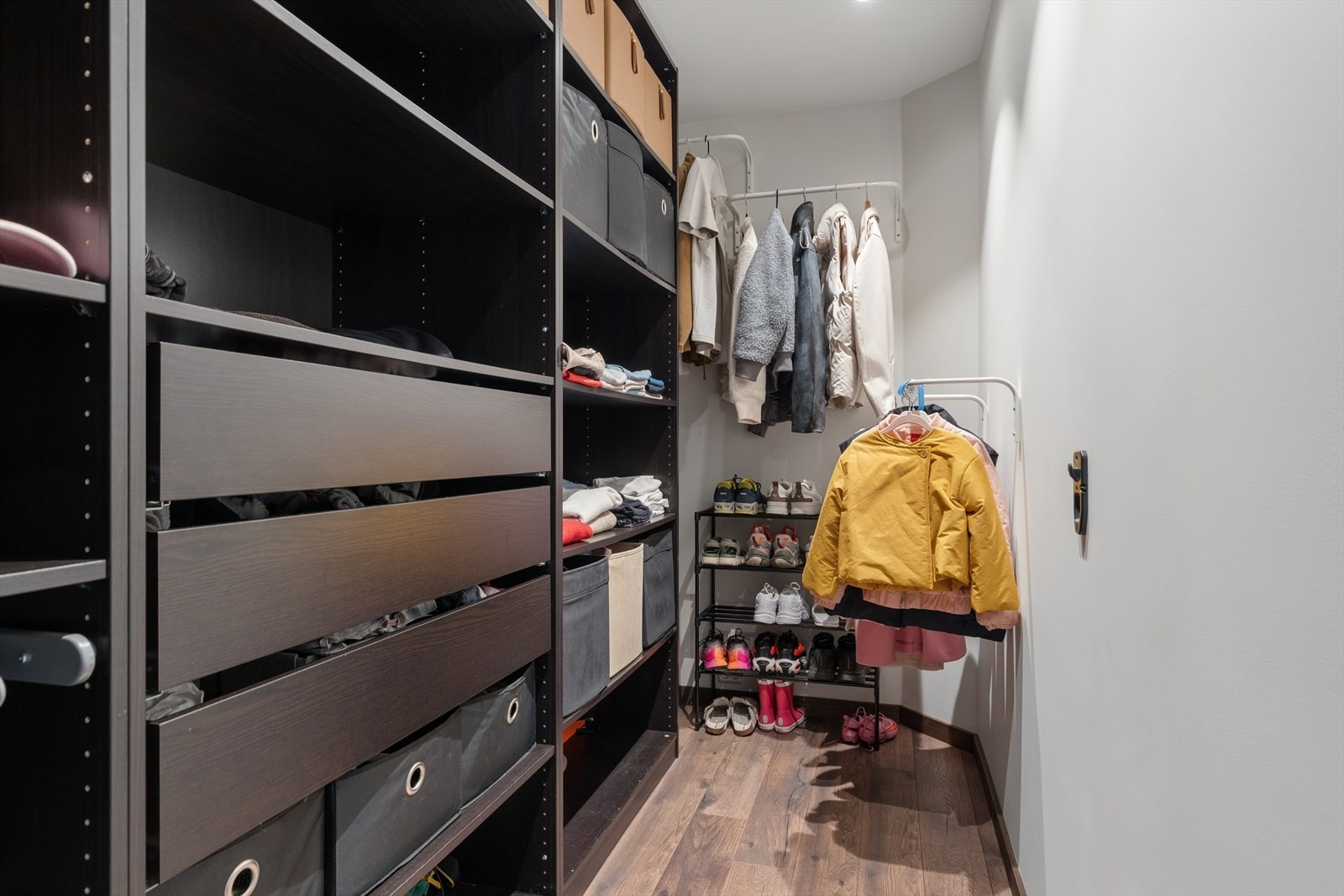 Romslig bod med skyvedører for adkomst. Det er god plass til oppbevaring på rommet Galleribilde