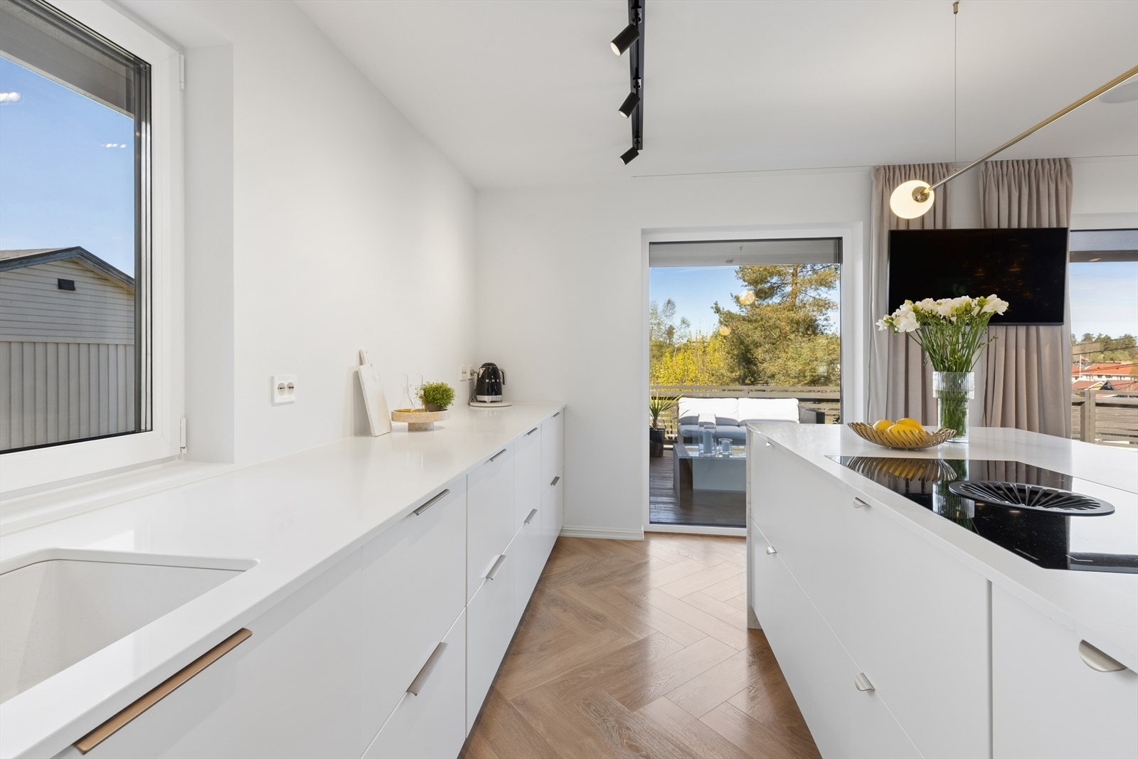 Kjøkkenet er fra Ikea og er oppusset i 2020. Benkeplater er av stein Galleribilde