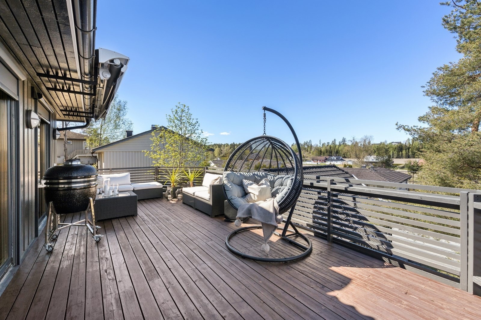Terrassen er på ca. 27 kvm og har god plass til utemøblent og grill Galleribilde