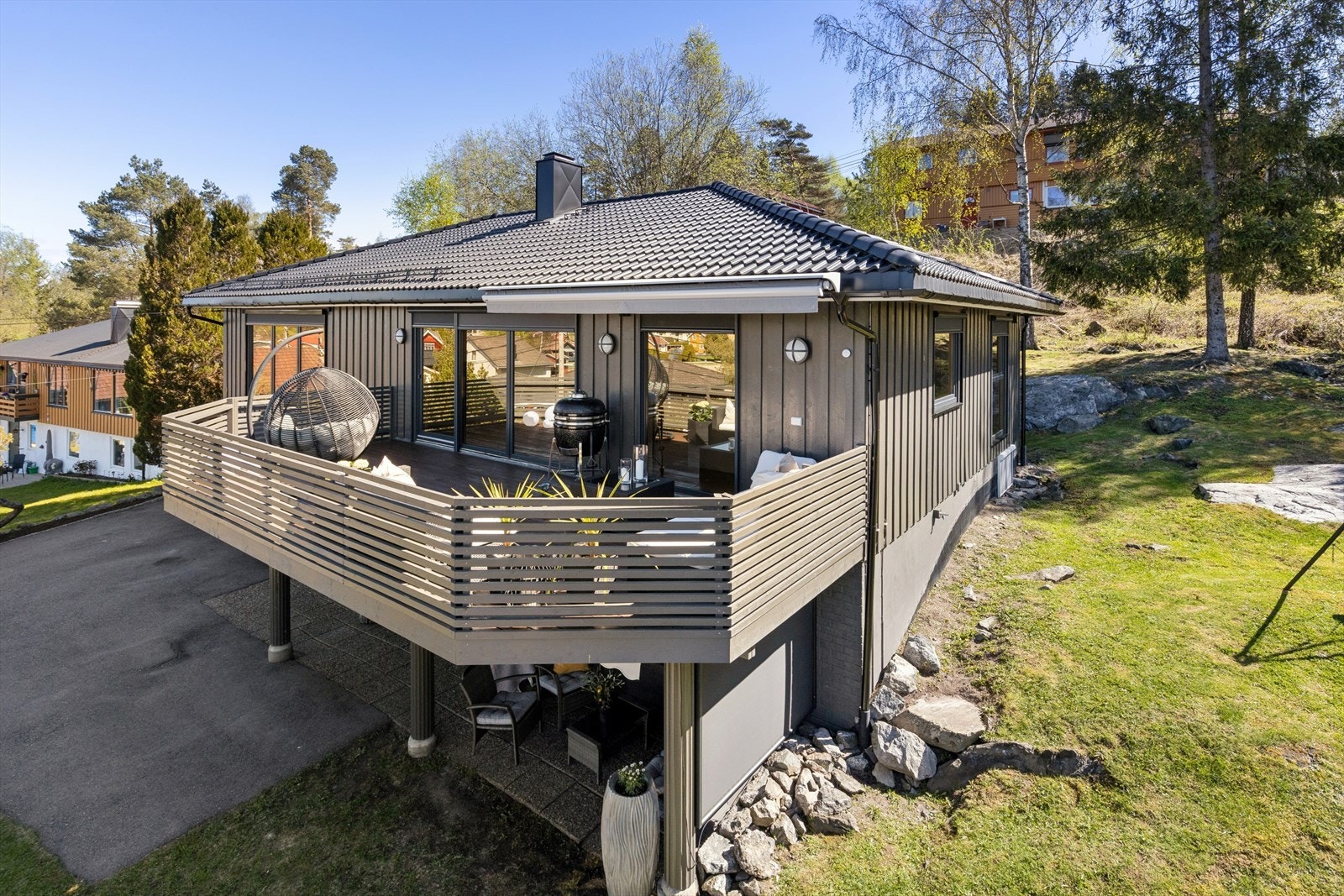 Meget fin vestvendt terrasse med adkomst fra stue Galleribilde