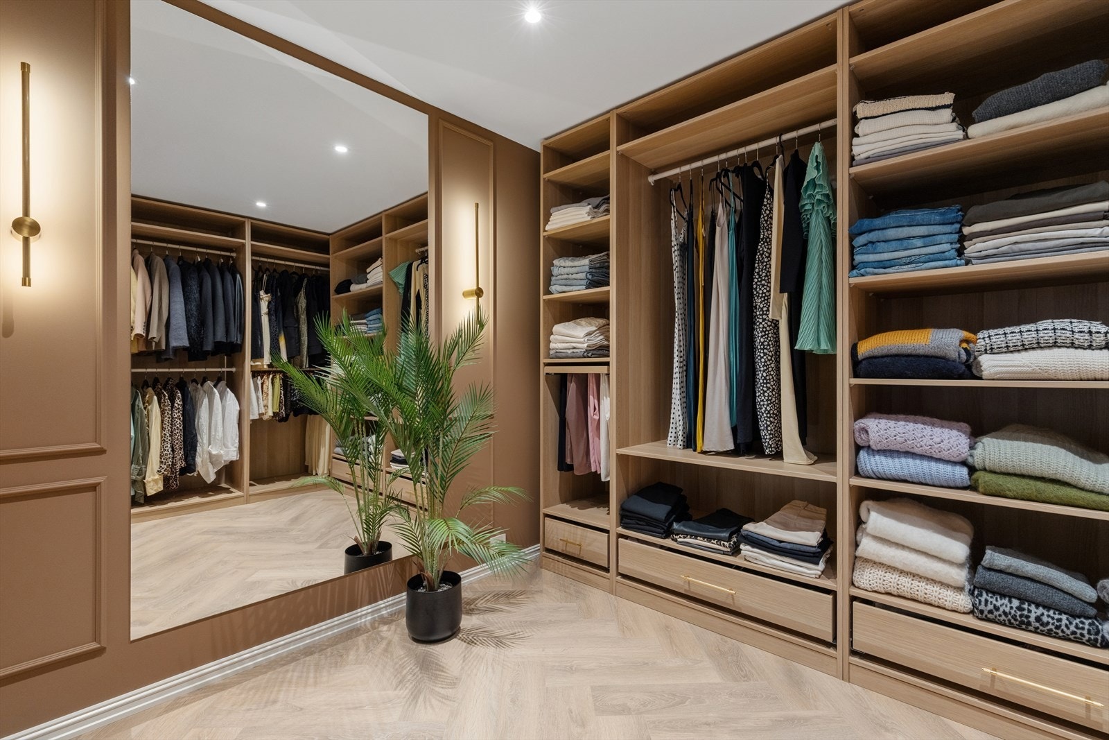 Stort og delikat walk in closet med meget gode oppbevaringsløsninger Galleribilde