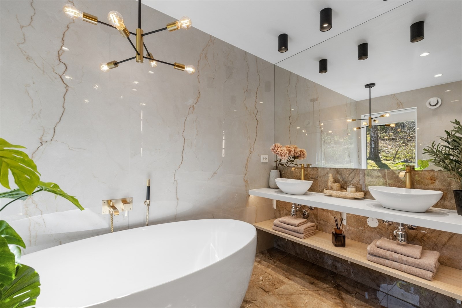 Badet har en lekker dobbel servant Galleribilde