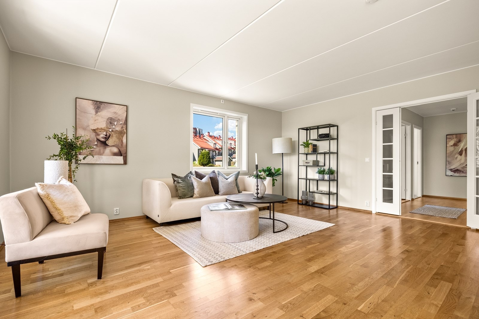 Stuen er romslig og lett å møblere, med plass til en stor sofagruppe. Galleribilde