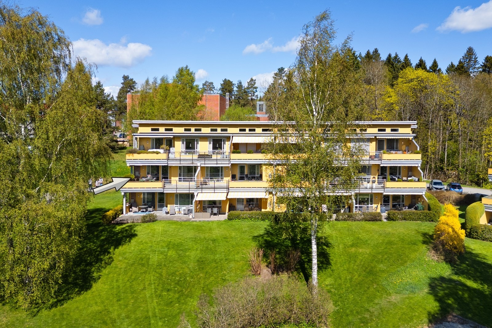 Sameiet har pent opparbeidede fellesarealer med gressplener og beplantning. Galleribilde