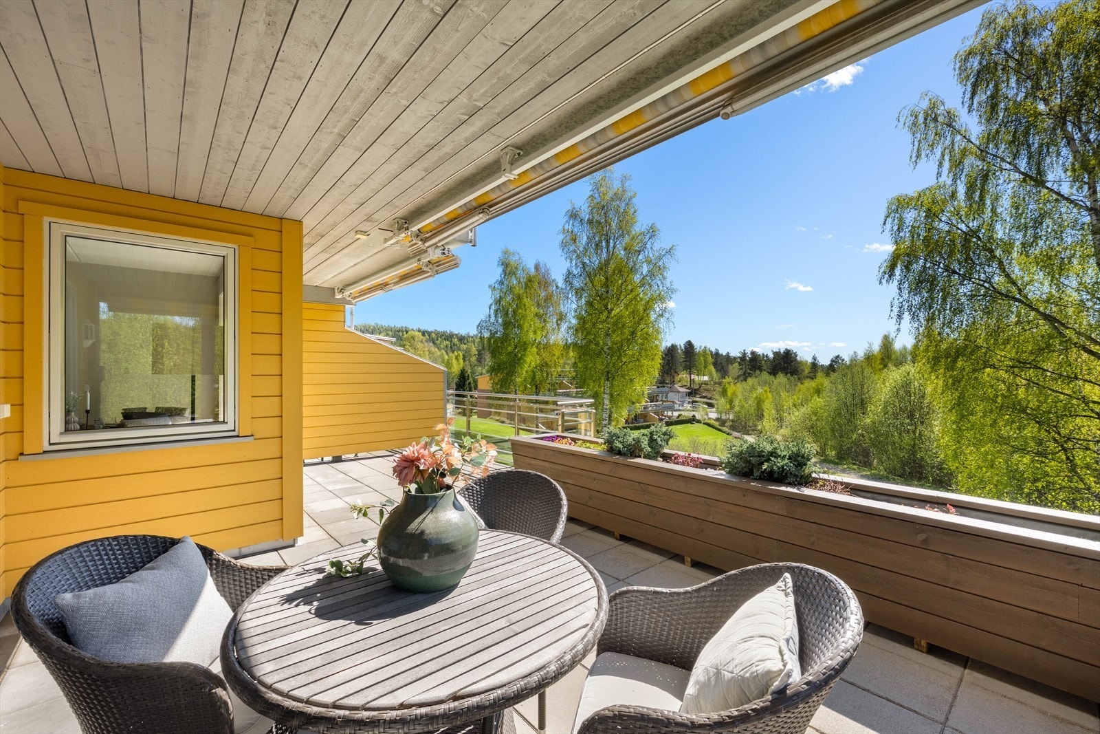 En solrik og innbydende uteplass store deler av dagen. Galleribilde
