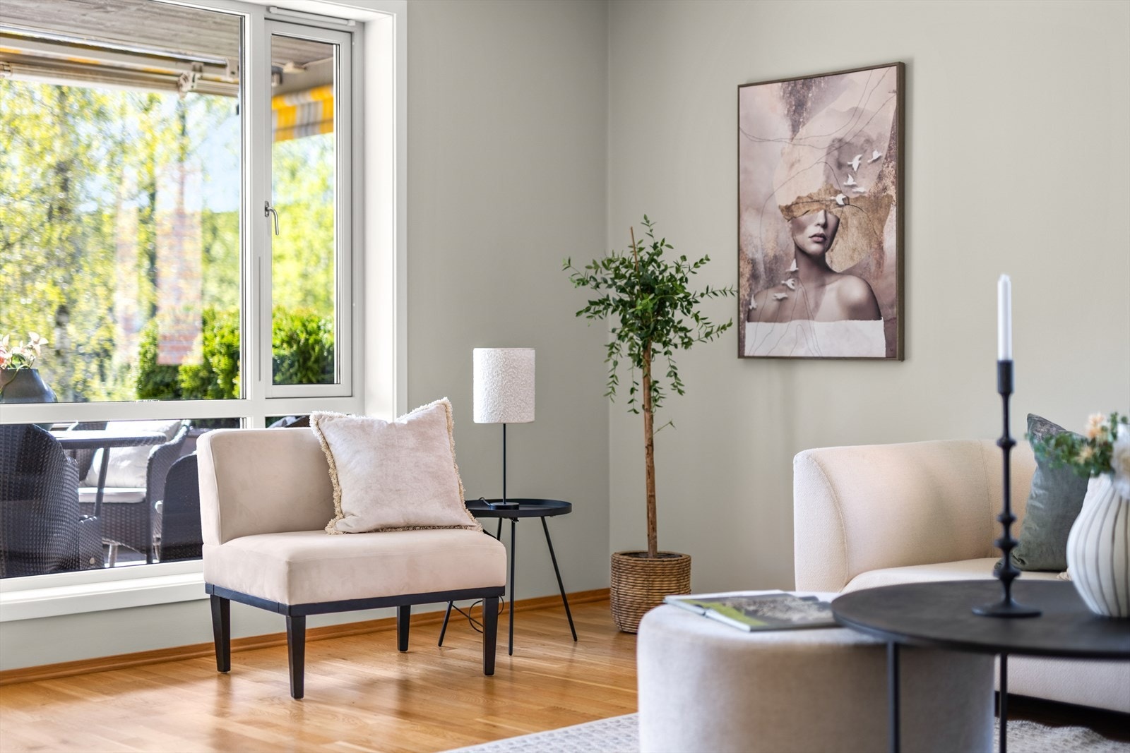 Terrassedøren med isolerglass bidrar til godt lys og enkel adkomst til uteplassen. Galleribilde