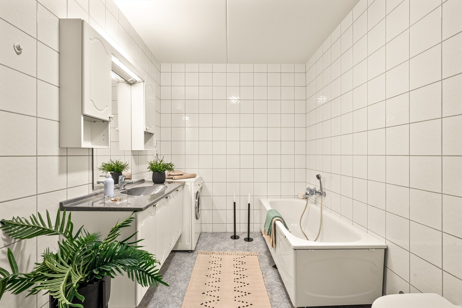 Badet er utstyrt med vannbåren gulvvarme, opplegg for vaskemaskin og mekanisk avtrekk. Galleribilde
