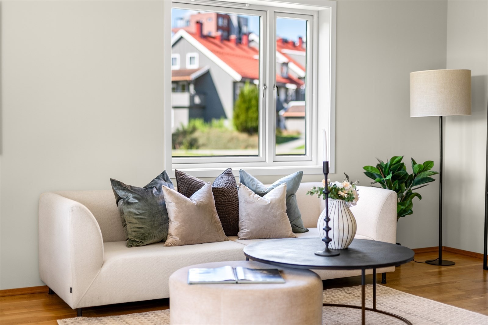 Fra stuevinduet ser man ut mot de grønne og rolige fellesområdene. Galleribilde