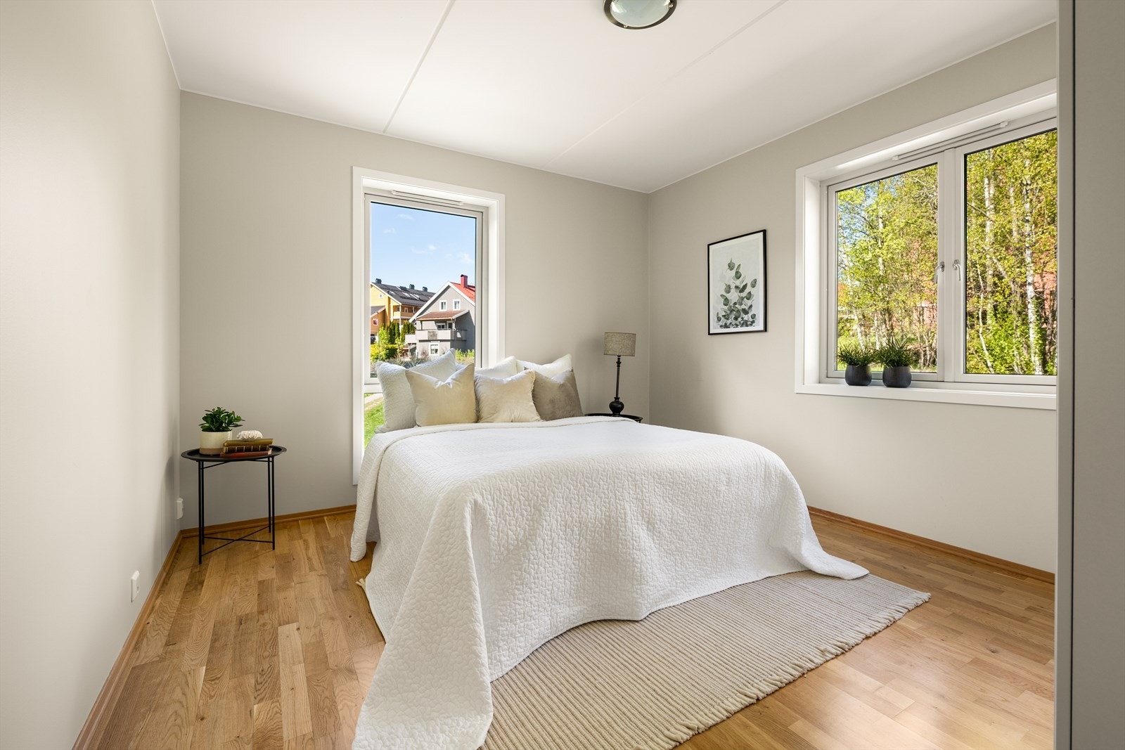 Alle tre soverommene har parkett på gulvet og nylig malte, lyse overflater. Galleribilde